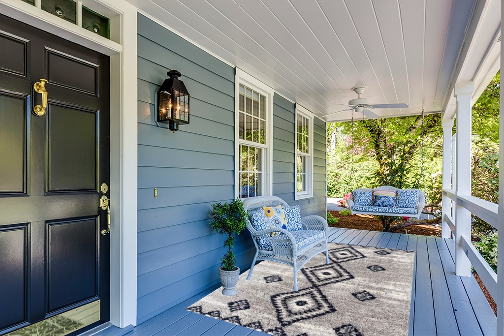 Rug ideas in Light Blue Patio