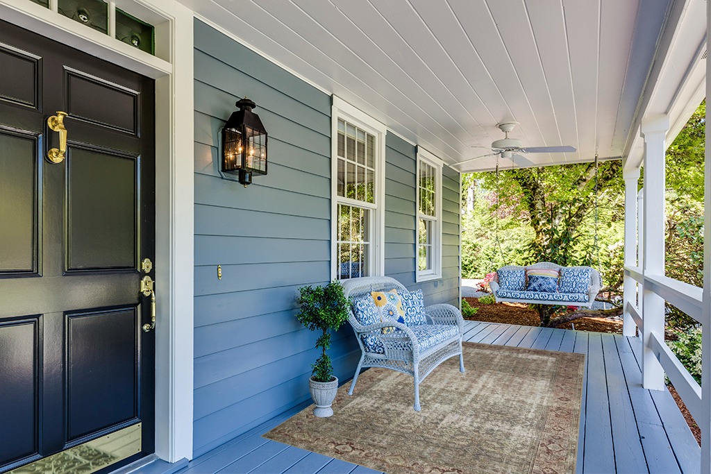 Rug ideas in Light Blue Patio
