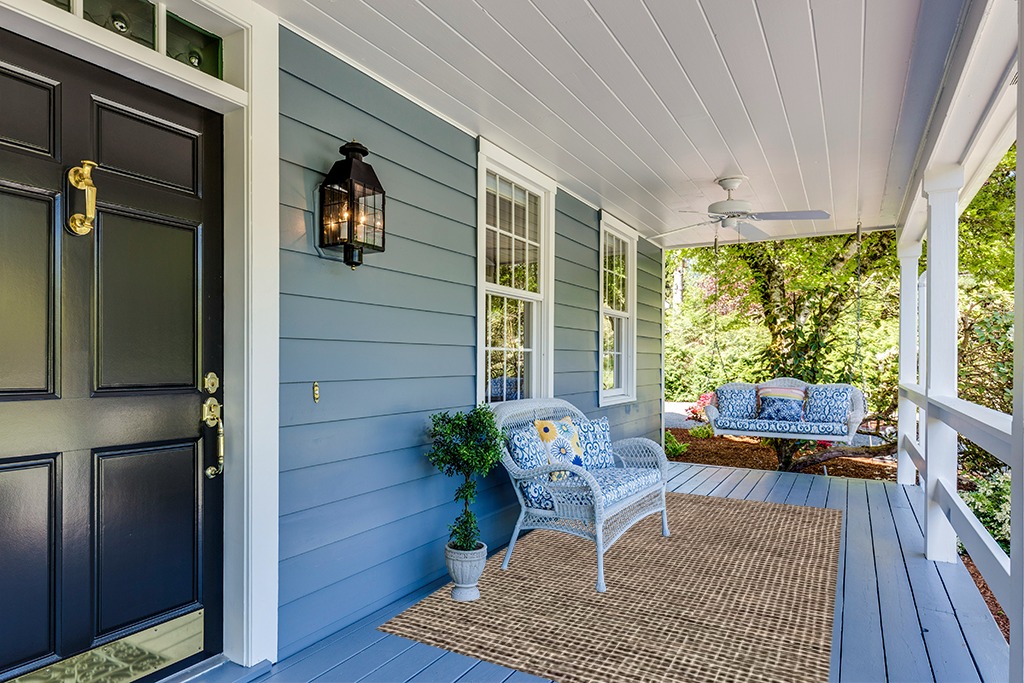 Rug ideas in Light Blue Patio