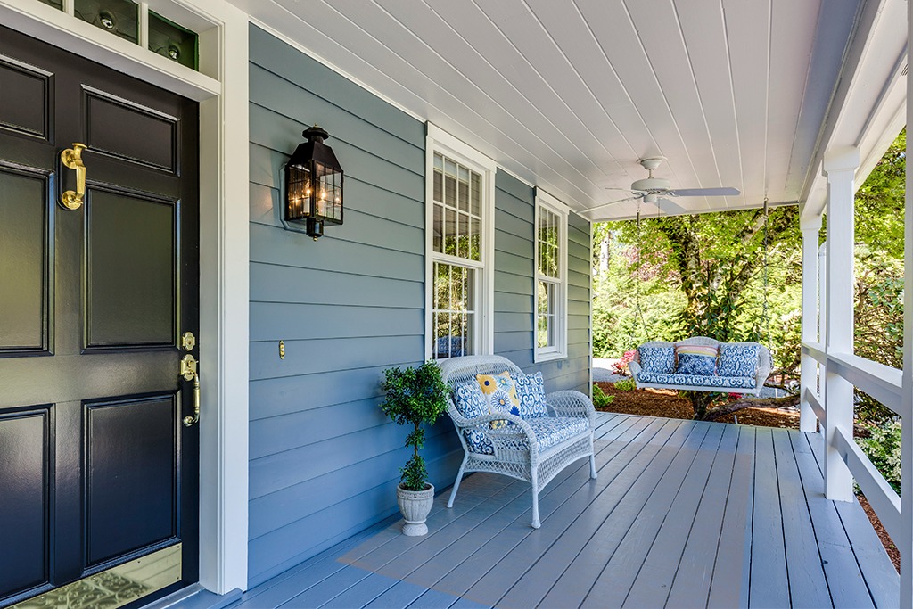 Rug ideas in Light Blue Patio