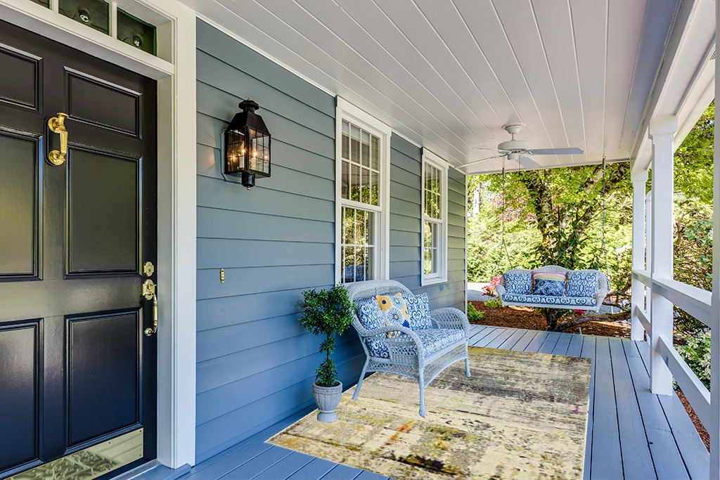 Yellow rug ideas in Light Blue Patio