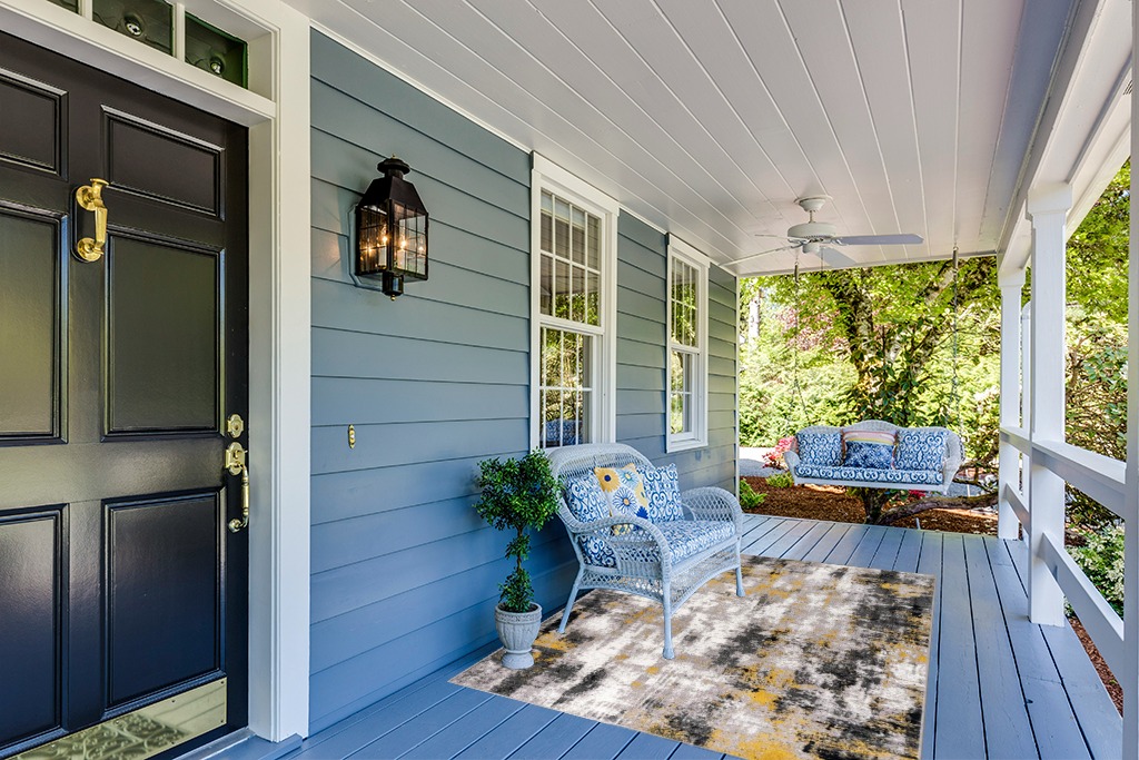 Yellow rug ideas in Light Blue Patio