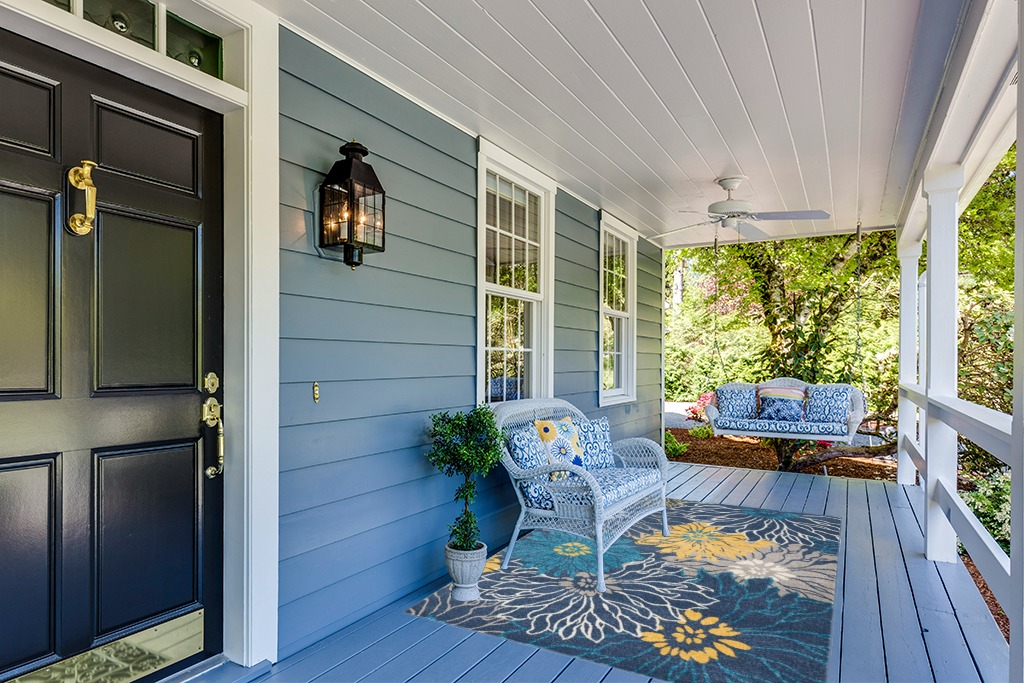 Yellow rug ideas in Light Blue Patio