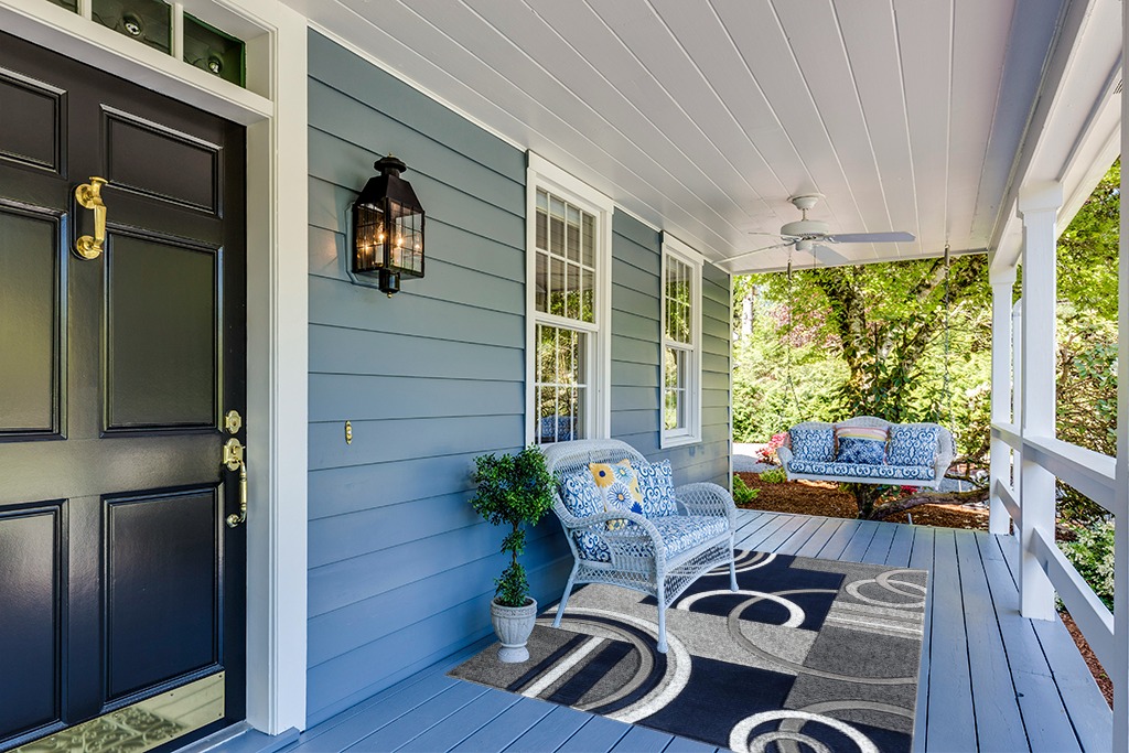 Rug ideas in Light Blue Patio