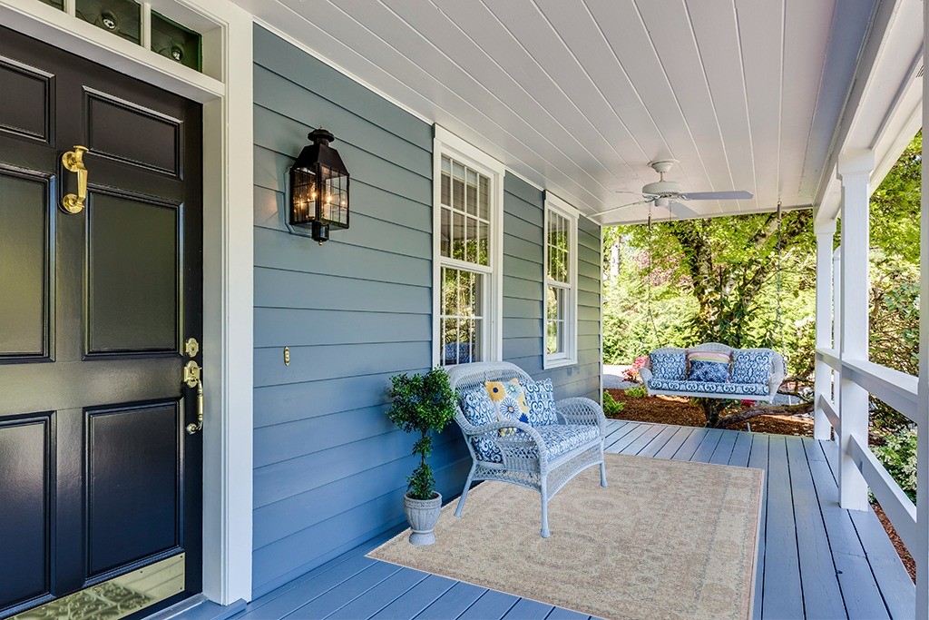 Rug ideas in Light Blue Patio