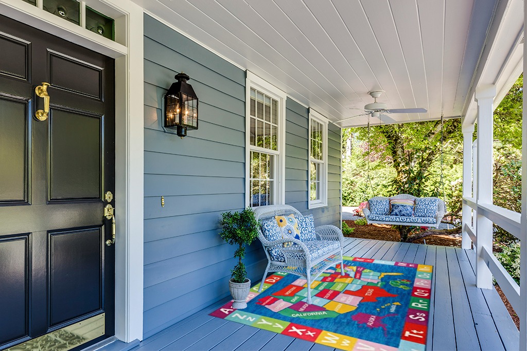 Rug ideas in Light Blue Patio