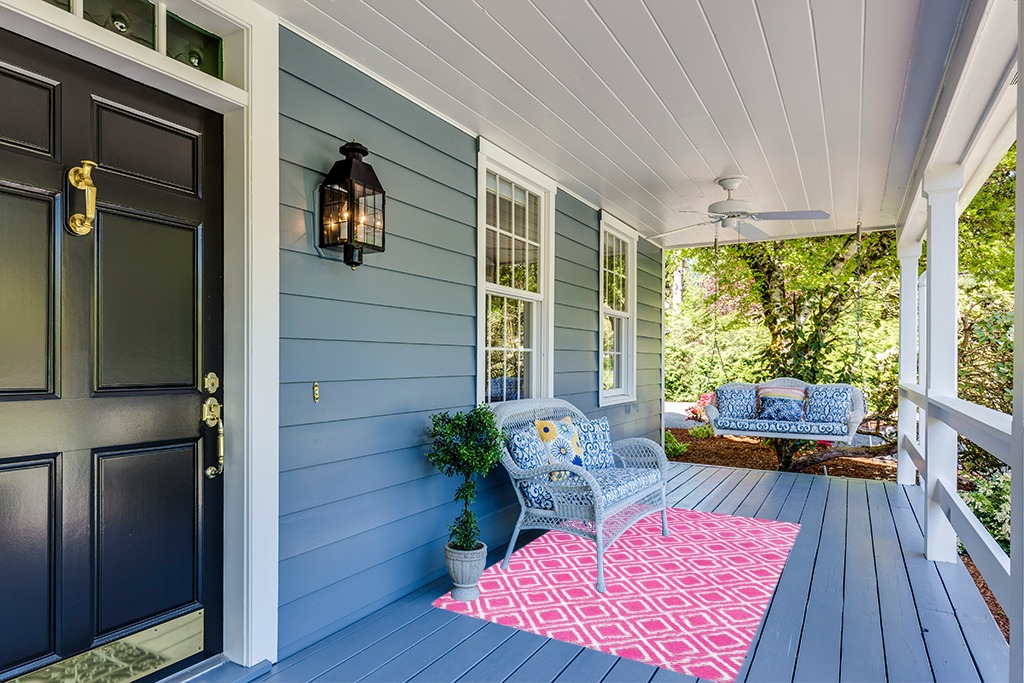Rug ideas in Light Blue Patio