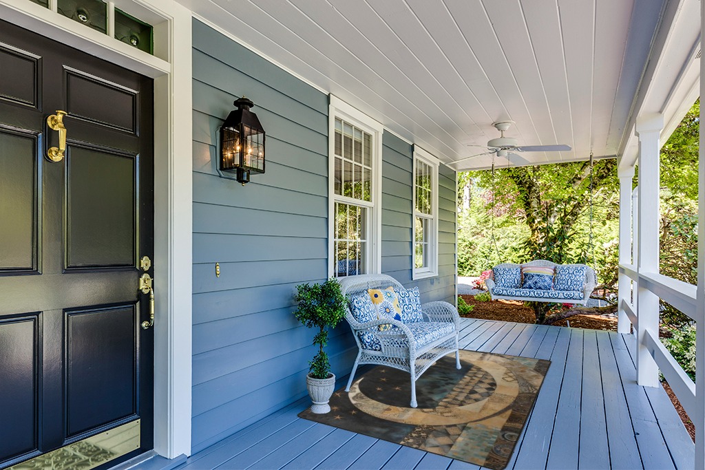 Rug ideas in Light Blue Patio