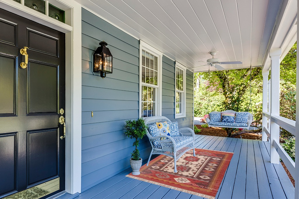 Rug ideas in Light Blue Patio