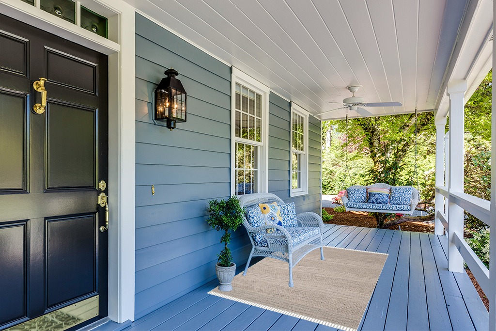Farmhouse rug ideas in Light Blue Patio
