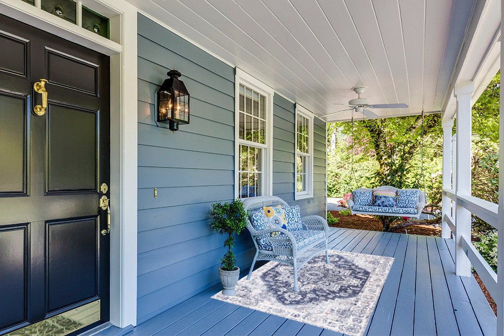 Farmhouse rug ideas in Light Blue Patio