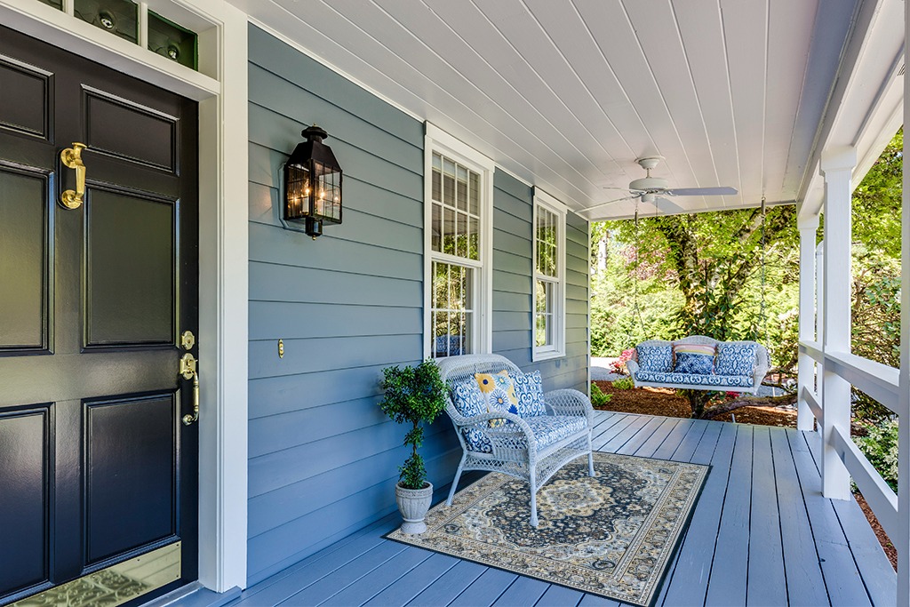 Rug ideas in Light Blue Patio