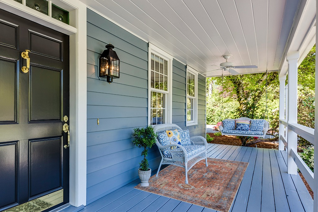 Rug ideas in Light Blue Patio