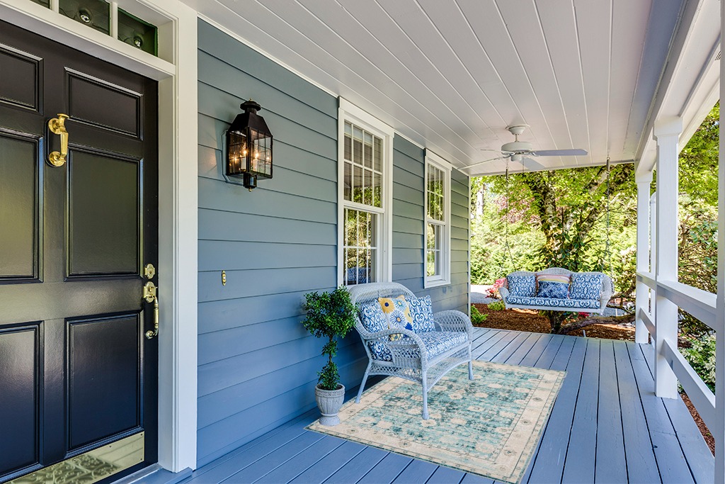 Rug ideas in Light Blue Patio