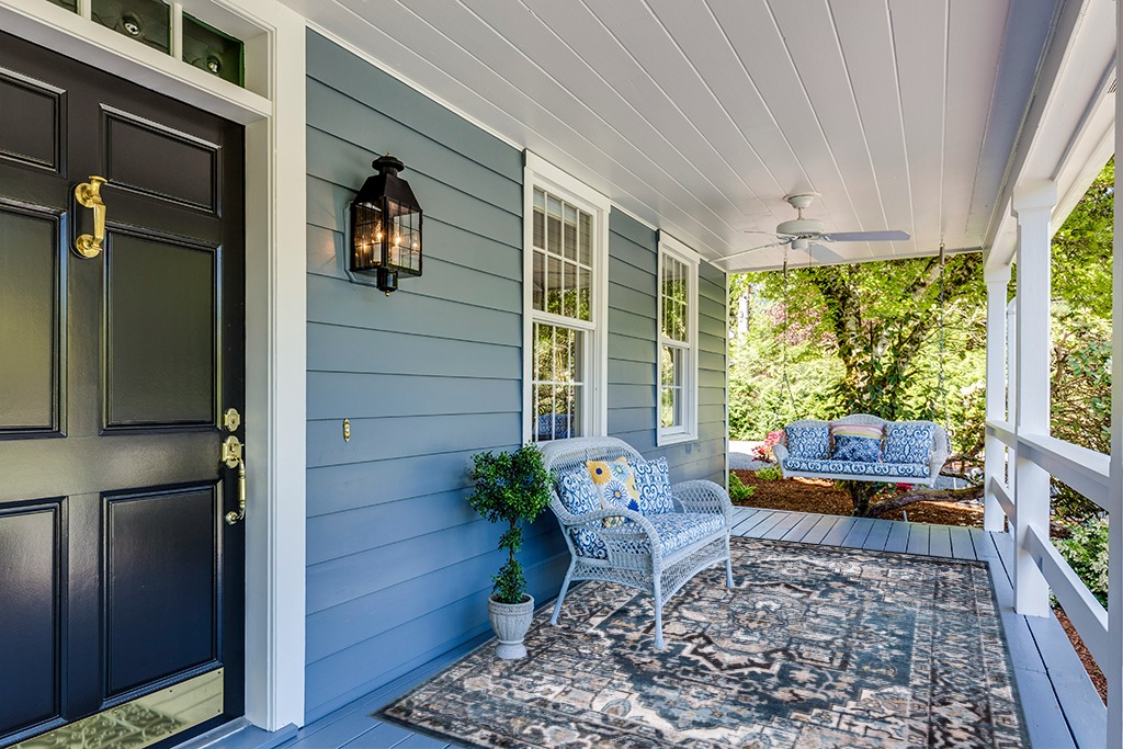 Rug ideas in Light Blue Patio