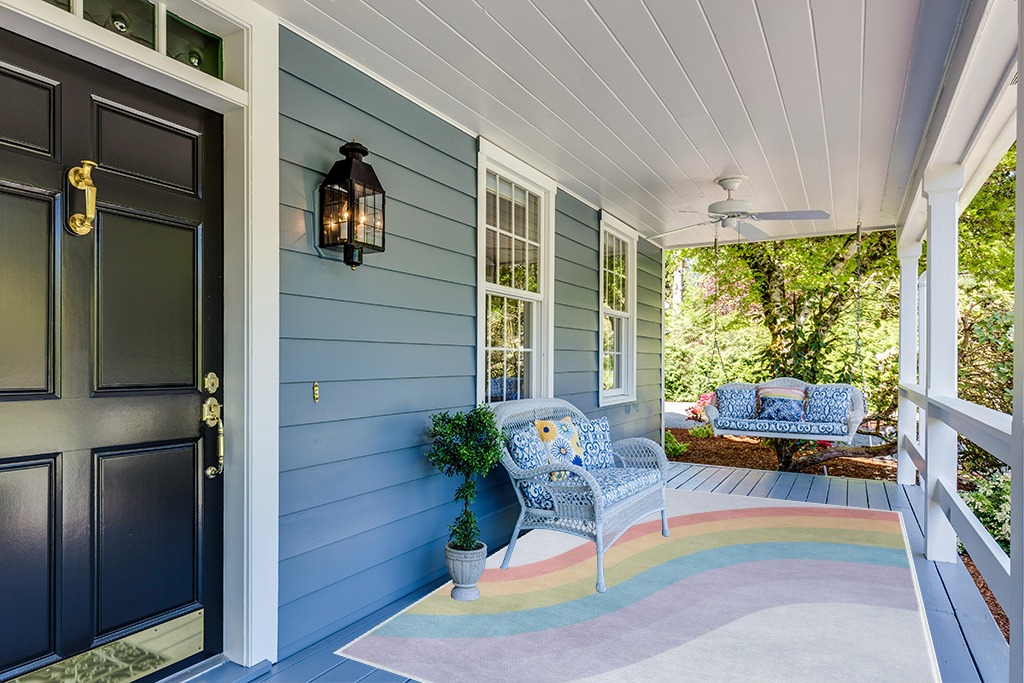 Rug ideas in Light Blue Patio