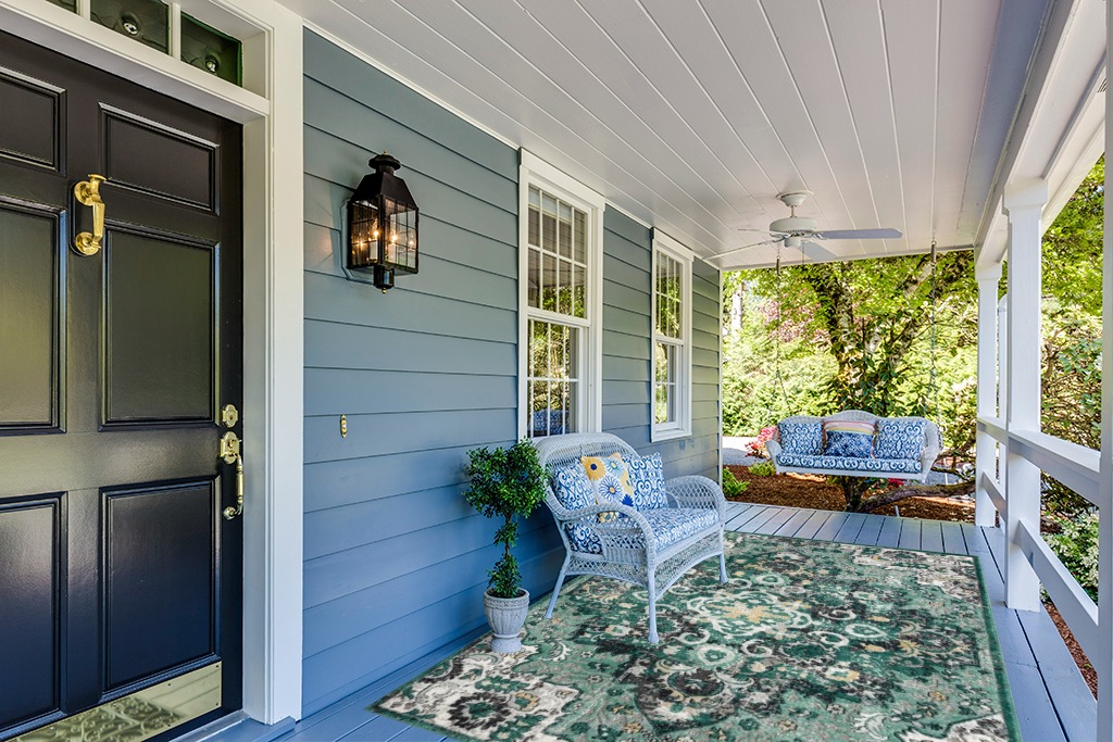 Rug ideas in Light Blue Patio