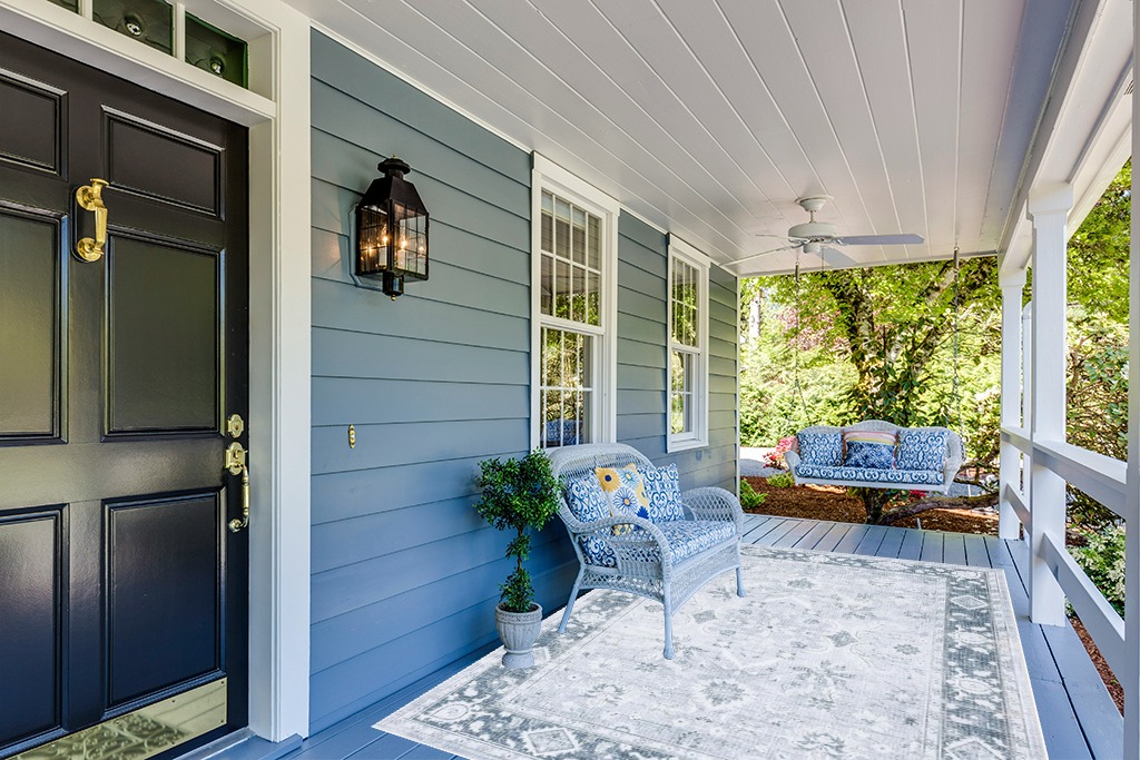 Rug ideas in Light Blue Patio