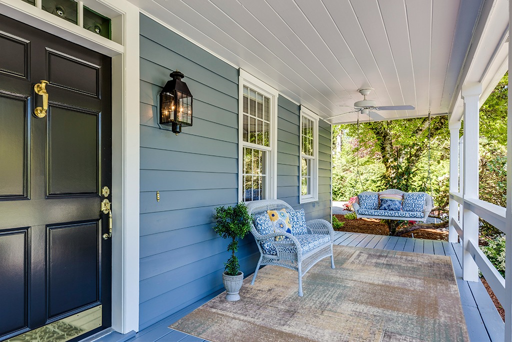 Rug ideas in Light Blue Patio