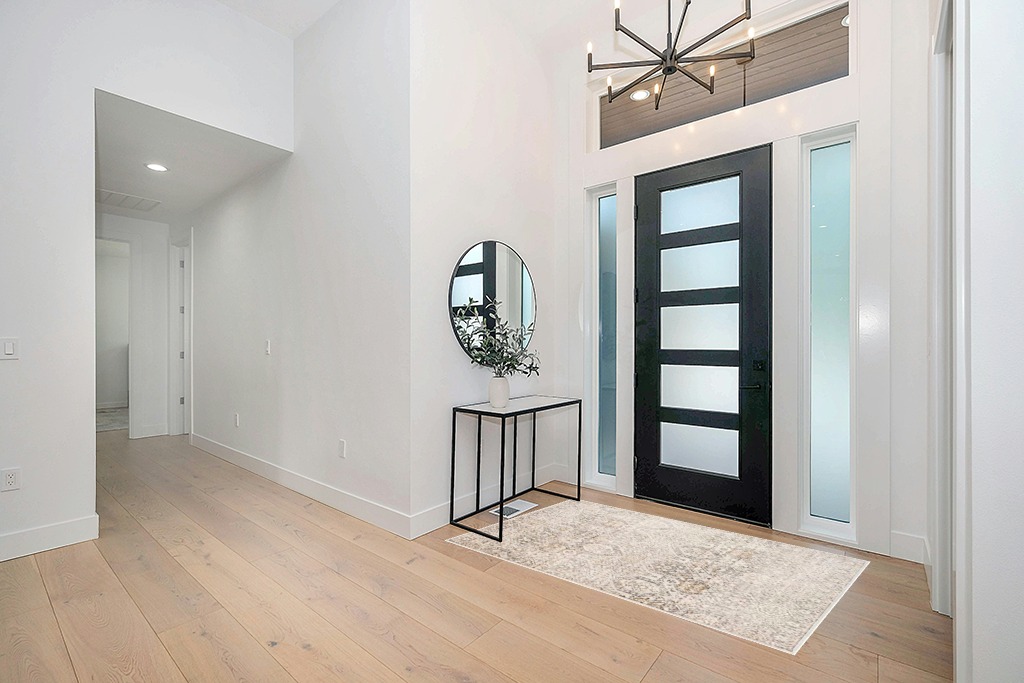 Decorating with persian rugs ideas in Modern White Entryway