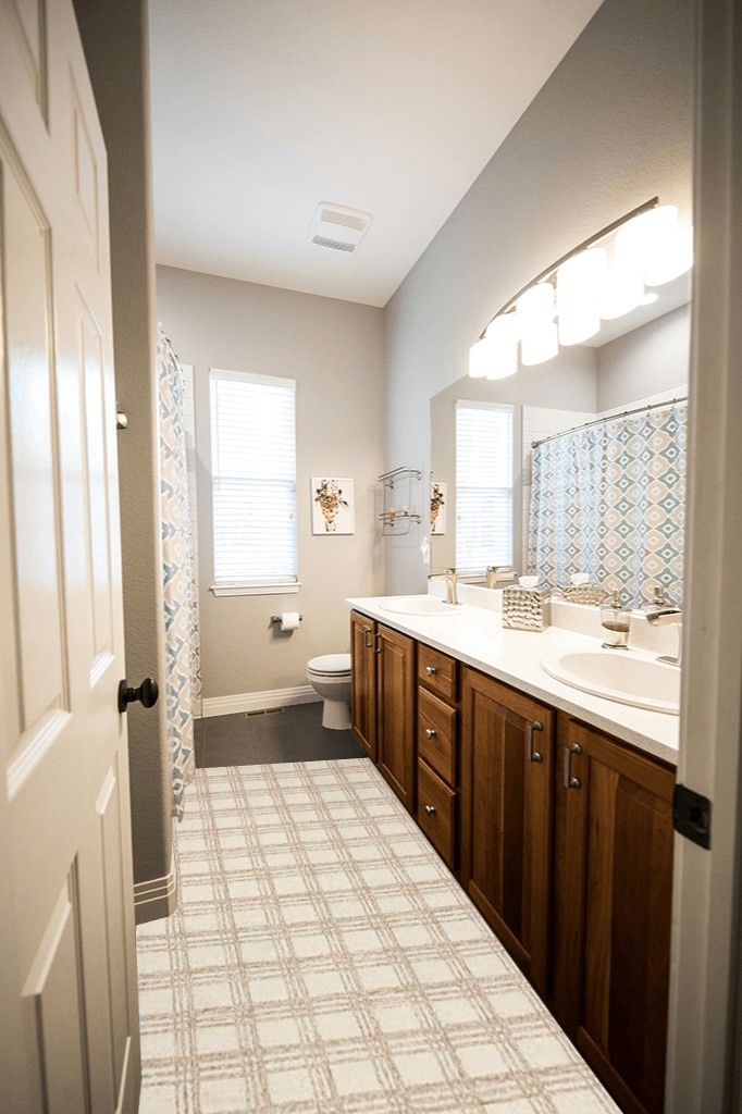 Loloi Chris Loves Julia x Polly Cream/Sand 2'-6" x 7'-6" Runner Rug in Wooden and Grey Bathroom