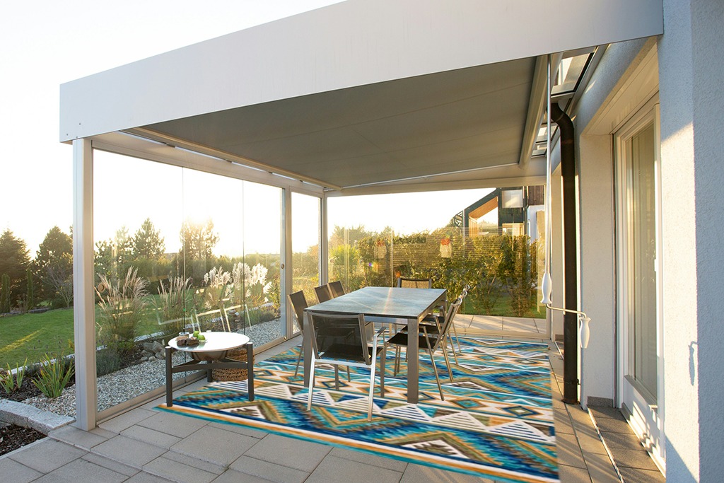Yellow rug ideas in Silver and Grey Outdoor Patio