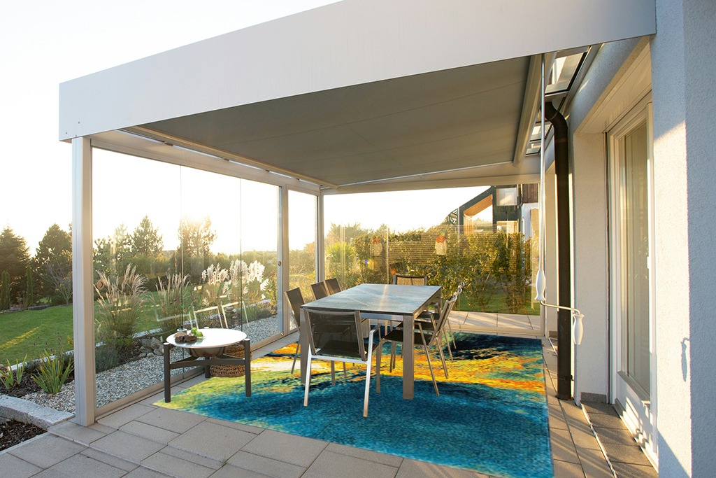 Yellow rug ideas in Silver and Grey Outdoor Patio