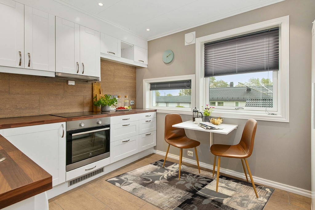Jute rug decorating ideas in Wood and White Small Kitchen
