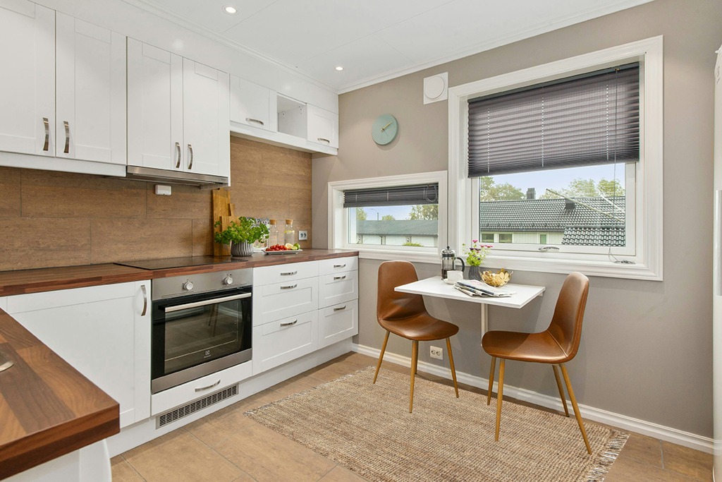 Jute rug decorating ideas in Wood and White Small Kitchen