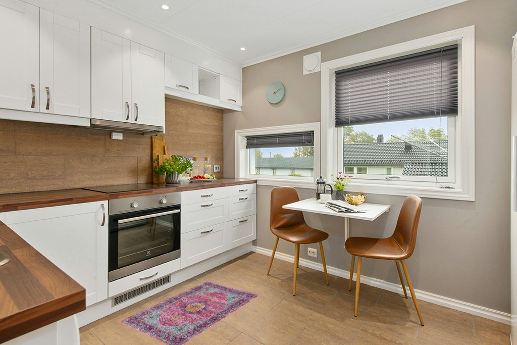 Decorating with persian rugs ideas in Wood and White Small Kitchen