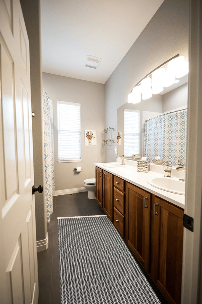 Farmhouse rug ideas in Wooden and Grey Bathroom