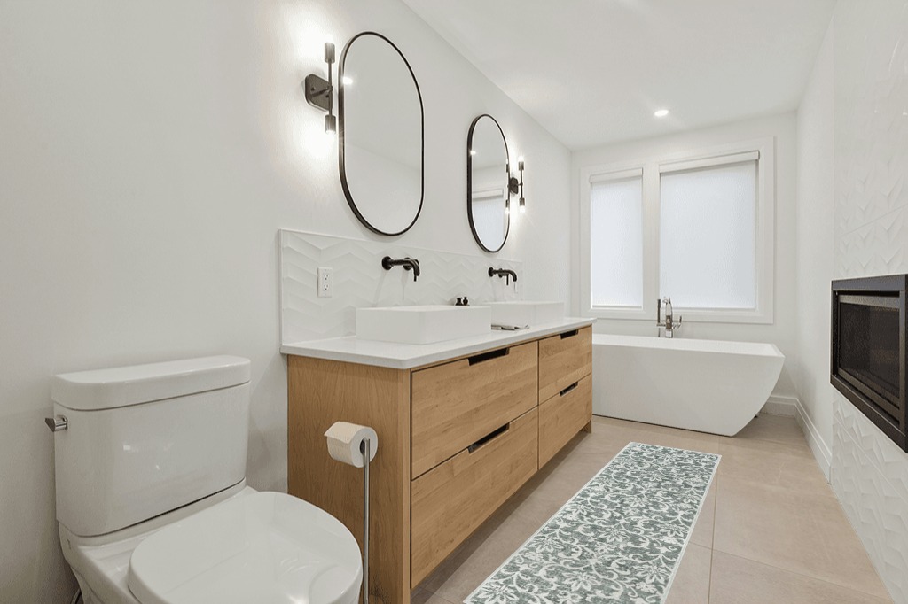 Green rug ideas in Scandinavian Neutral bathroom