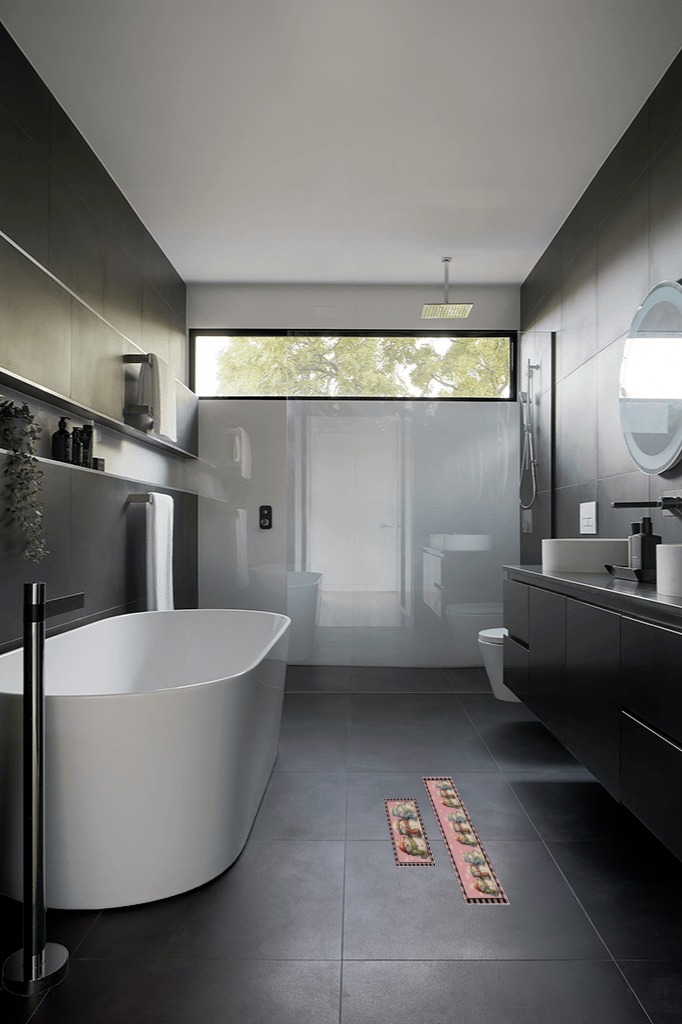 Grey rug ideas in Black Modern Bathroom