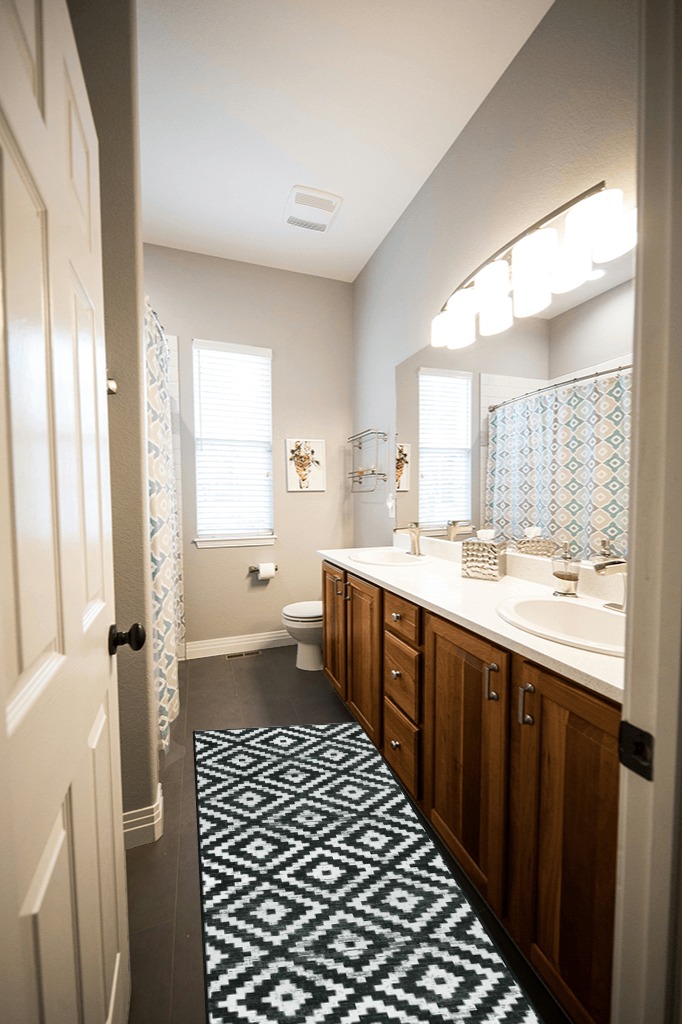 Black and white rug ideas in Wooden and Grey Bathroom