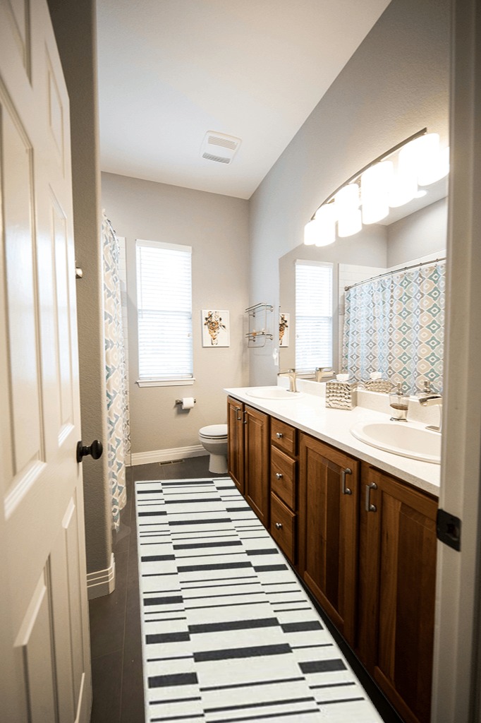 Black and white rug ideas in Wooden and Grey Bathroom