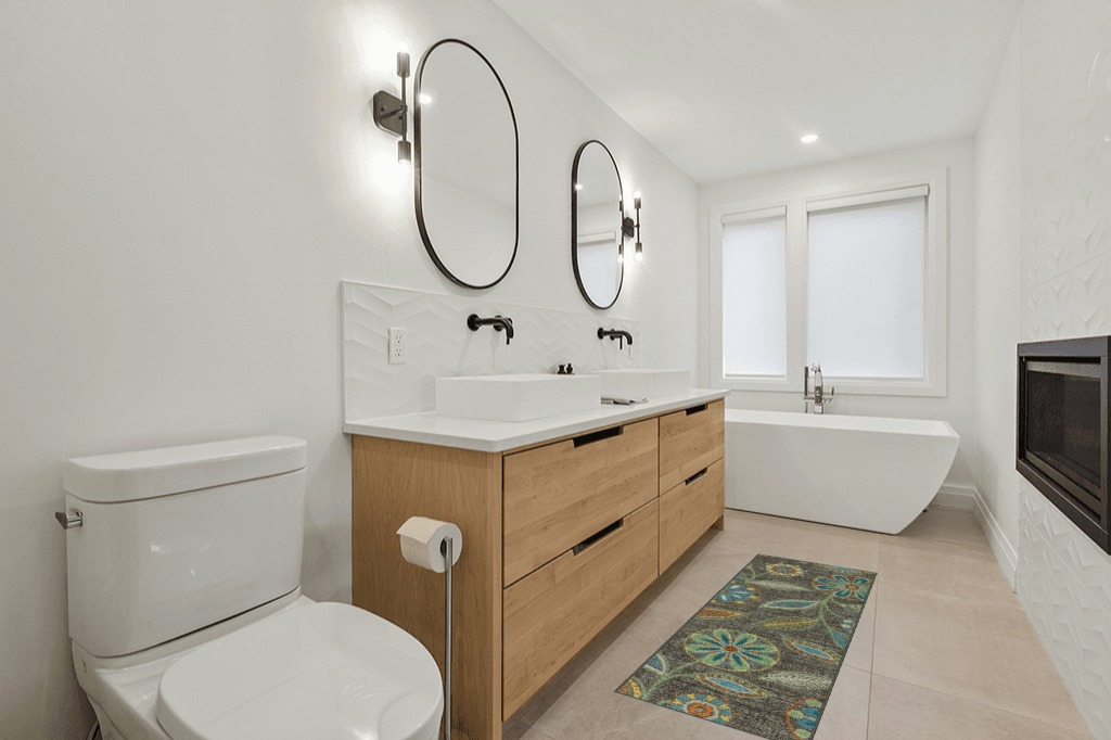 Green rug ideas in Scandinavian Neutral bathroom