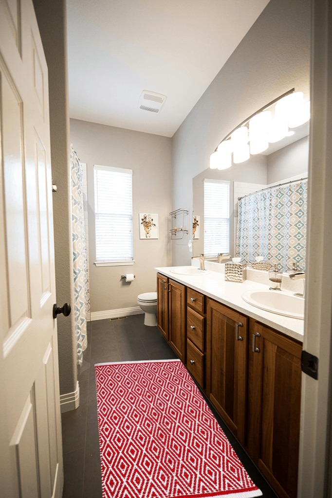 Farmhouse rug ideas in Wooden and Grey Bathroom