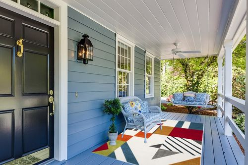 SAFAVIEH Hollywood Collection Area Rug - 5'3" x 7'6", Ivory & Peacock Blue, Mid-Century Modern Design, Non-Shedding & Easy Care, Ideal for High Traffic Areas in Living Room, Bedroom (HLW709B) in Light Blue Patio