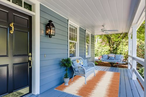 SAFAVIEH Montauk Collection Area Rug - 5' x 8', Orange, Handmade Stripe Fringe Cotton, Ideal for High Traffic Areas in Living Room, Bedroom (MTK751C) in Light Blue Patio