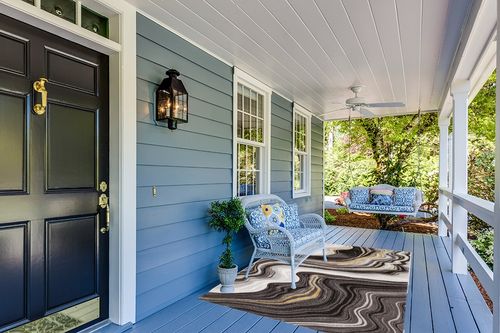 Well Woven Werrick Grey & Gold Striated Marble Pattern Area Rug (5'3" x 7'3") in Light Blue Patio