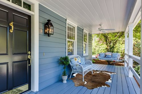 bonanza leathers Genuine Cowhide Rug Classic Tricolor Size S/L/XL 5X6/6X7/7X8 FT (L) in Light Blue Patio