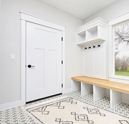 nuLOOM Mackie Moroccan Tasseled Shag Area Rug, 5' 3" x 7' 7", Off-white in White Modern Entryway