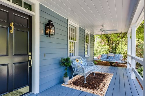 SAFAVIEH Studio Leather Collection 4' x 6' Beige/Brown STL803B Handmade Mid-Century Modern Leather Area Rug in Light Blue Patio