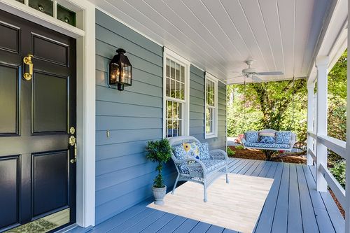 SAFAVIEH Studio Leather Collection 4' x 6' Ivory / Light Grey STL804A Handmade Mid-Century Modern Leather Area Rug in Light Blue Patio