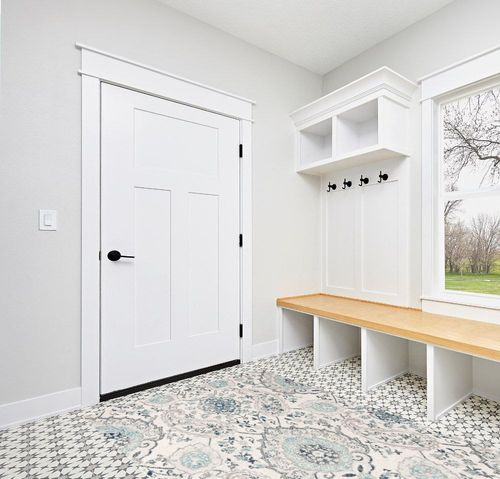 SAFAVIEH Madison Collection Area Rug - 5'3" x 7'6", Cream & Light Grey, Boho Chic Glam Paisley Design, Non-Shedding & Easy Care, Ideal for High Traffic Areas in Living Room, Bedroom (MAD600C) in White Modern Entryway