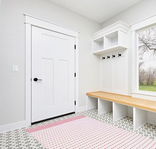 SAFAVIEH Montauk Collection Area Rug - 5' x 8', Red & Ivory, Flat Weave Cotton Design, Easy Care, Ideal for High Traffic Areas in Living Room, Bedroom (MTK714Q) in White Modern Entryway