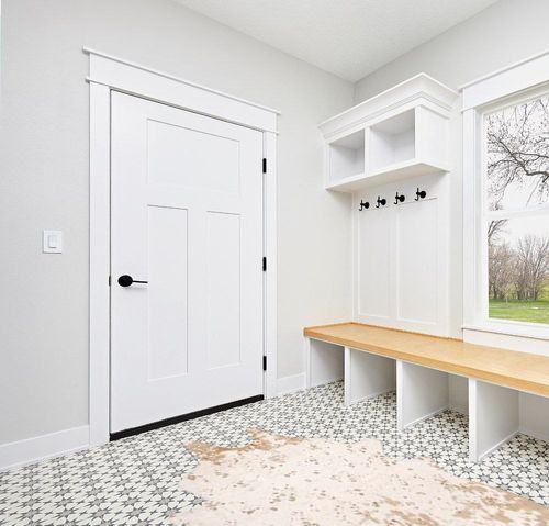 nuLOOM Iraida Contemporary Faux Cowhide Area Rug, 5' x 6' 7", Off-white in White Modern Entryway