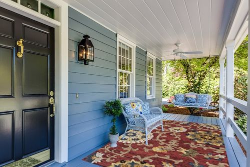 SAFAVIEH Blossom Collection 6' x 9' Red / Multi BLM401C Handmade Premium Wool Area Rug in Light Blue Patio