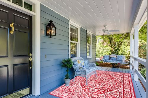SAFAVIEH Brentwood Collection 6' x 9' Red / Ivory BNT832Q Medallion Distressed Non-Shedding Living Room Bedroom Dining Home Office Area Rug in Light Blue Patio