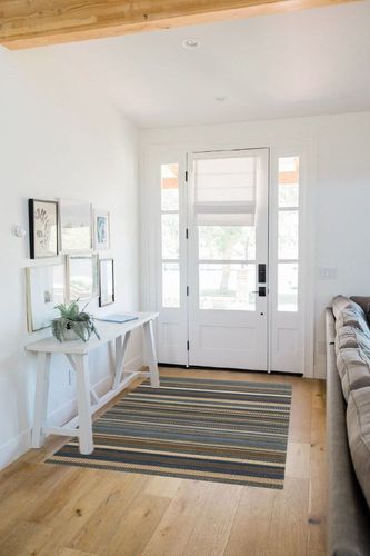 SAFAVIEH Kilim Collection Accent Rug - 4' x 6', Blue, Handmade Flat Weave Wool, Ideal for High Traffic Areas in Entryway, Living Room, Bedroom (KLM951A) in White Scandinavian Entryway